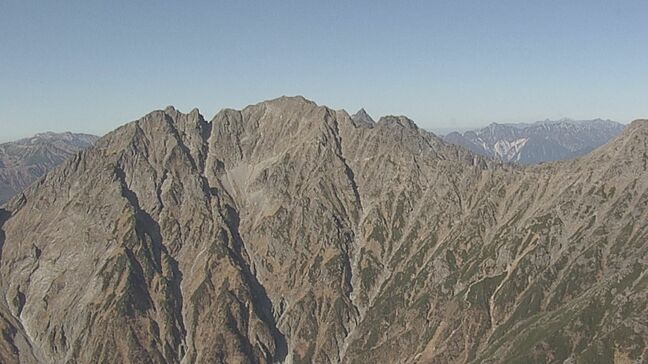 頭から出血し歩けない状態で発見 単独登山で下山中に滑落した東京都の69歳の団体職員の男性をヘリコプターで救助「滑落したと思われる男性がいる」通りかかった人が通報 長野・北アルプス・奥穂高岳 |TBS NEWS DIG