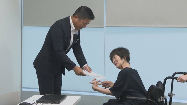 線路上にいた視覚障害の女性が列車にはねられ死亡 市民グループが安全対策を求めてJR九州に署名を提出|TBS NEWS DIG