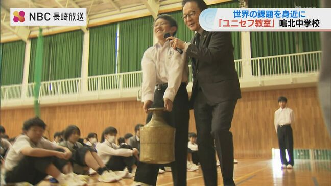 ユニセフの特別授業 ネパールの子どもが使う重さ15キロの水がめ運搬を体験「衣食住が揃った環境はすごい」|TBS NEWS DIG