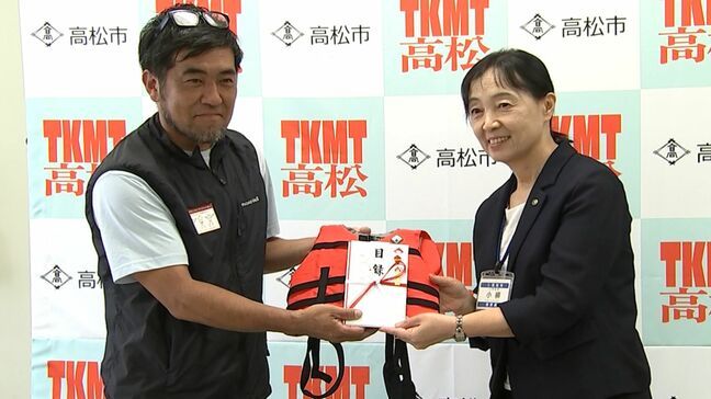 ライフジャケット30着を寄付した「ライジャケサンタ」の男性に感謝状「着用して命を守って」【香川・高松市】|TBS NEWS DIG