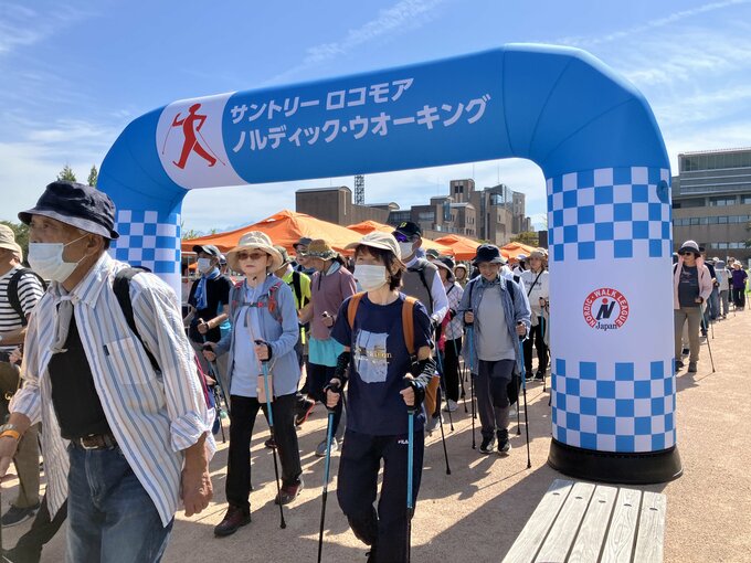 秋晴れの環水公園で爽やかな汗…富山県ノルディック・ウォークフェスタin環水公園　初心者から経験者まで 計415人が水辺を歩く！　|　富山のニュース｜天気・防災｜チューリップテレビ