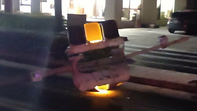 信号機がボッキリ…根本から倒れ道路をふさぐ　「電柱が倒れ道路がふさがっている」と通報　原因不明…調査中　|　BSSニュース | BSS山陰放送