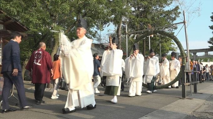 罪やけがれを祓う「夏越大祓」　参列者は人型の紙に自身のけがれを移し、半年間の無事を願う　山梨・稲積神社　|　山梨のニュース | ＵＴＹテレビ山梨
