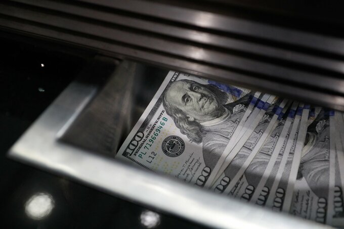 KKRプライベートクレジットファンド、6年ぶり安値－リスク投資で損失