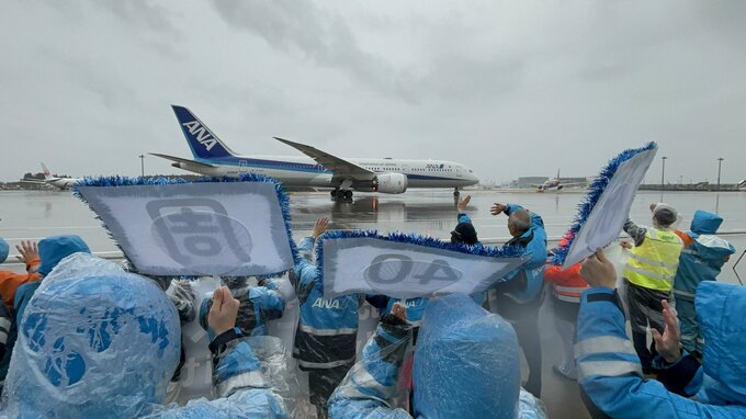 全日空の国際線定期便就航から40周年　成田で記念イベント　国際線は現在40都市55路線展開中でさらなる拡大目指す|TBS NEWS DIG