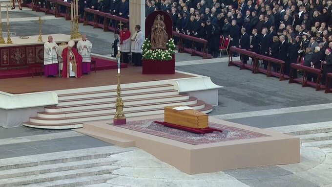 前のローマ教皇ベネディクト16世の葬儀が行われる