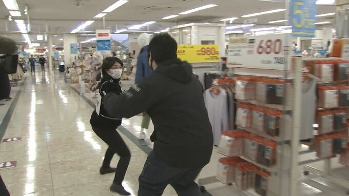 「さすまたもうまく使えないと・・・」商業施設で刃物を持った不審者への対応訓練　|　山口のニュース・天気・防災｜tys NEWS｜ｔｙｓテレビ山口