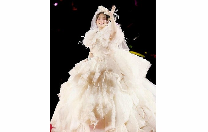 浜崎あゆみさん　豪華純白ドレスを公開　「これに50m以上のベールを着けてステージを端から端まで横断する時が実は1番緊張しています。。。」|TBS NEWS DIG