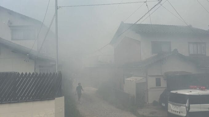 「煙がものすごく上がっていた」金沢市の住宅街で住宅が全焼 2人搬送も命に別状なし|TBS NEWS DIG