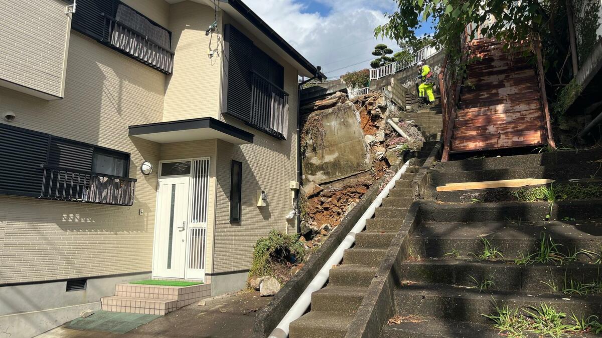 民家裏でがけ崩れ ガラスが割れ 女性（79）が軽いけが 長崎 | 長崎の