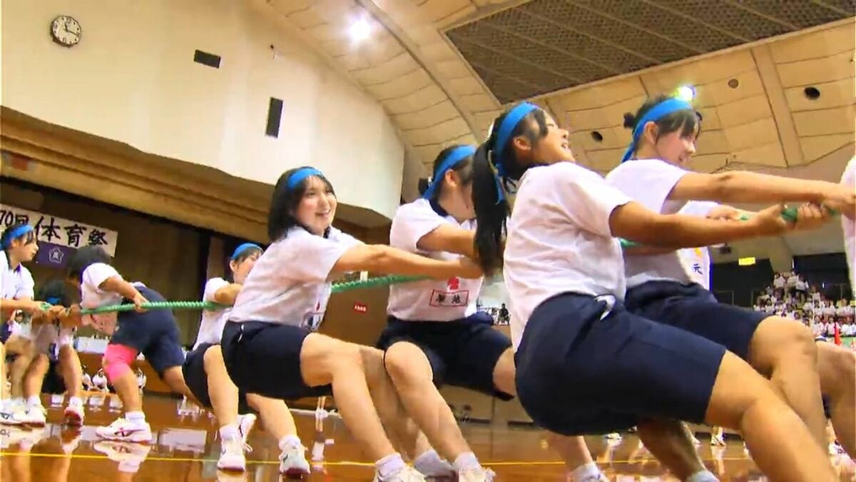冷房効いた中での大熱戦…鹿児島女子高校　屋内での体育祭