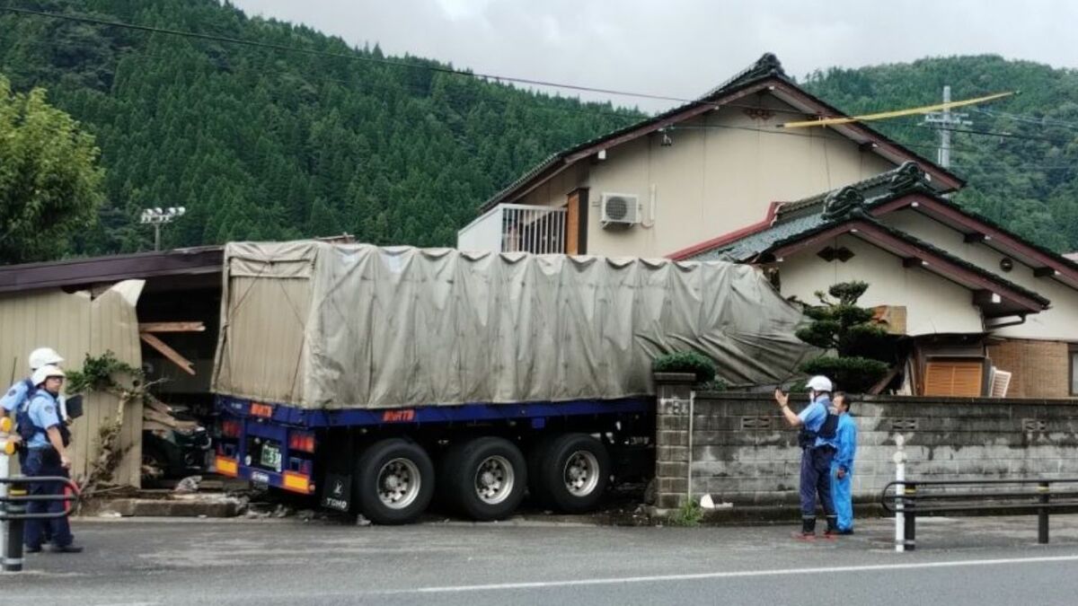 トレーラーが住宅の“台所付近”に突っ込む  住民｢ダダーって音がした。『何これー』って｣ 1人搬送  岐阜・郡上市