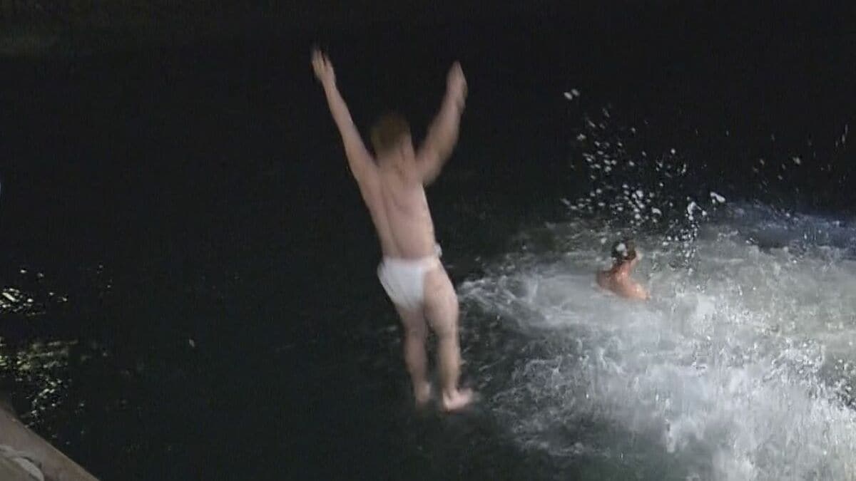 奇祭｢ヤーヤ祭｣  男衆が激しくもみ合ったあと海へ…長年全裸で飛び込むもSNSで画像を拡散されるため2年前から着衣を義務付け 三重・尾鷲神社 