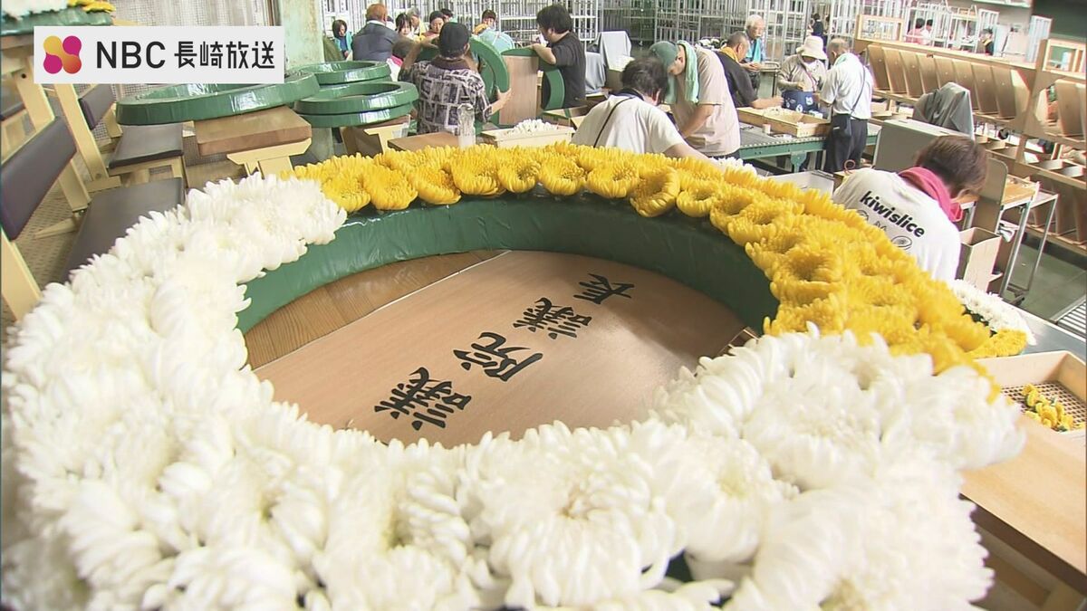 長崎原爆の日】祈念像前の台座を飾る「鳩の花絵」づくり進む 長崎産の