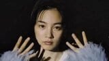【のん】ふわふわファーのジャケット姿で夜の街に 2026年カレンダー オフショットを公開 |TBS NEWS DIG