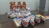 市役所の通用口に…“星飛雄馬”からのクリスマスプレゼント「大谷選手のように夢と目標をもって」お菓子やグローブなど|TBS NEWS DIG