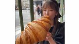 大食いタレント・もえのあずきさん　顔より大きい〝スーパークロワッサン〟　先端にカプチーノをつけて　パクッ|TBS NEWS DIG