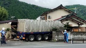 【速報】トレーラーが「家に突っ込んだ」 住宅の“台所付近”にトレーラーが突っ込む… 1人搬送 岐阜・郡上市|TBS NEWS DIG