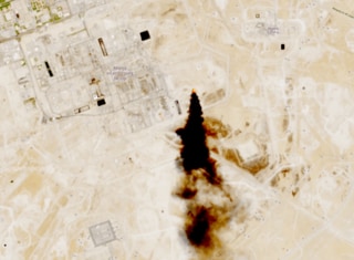 サウジ石油施設から立ち上る煙、トレーダーを神経質にする衛星画像| TBS CROSS DIG with Bloomberg