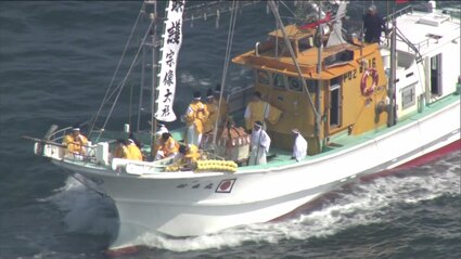 みあれ祭」大漁旗を掲げた120隻を超える漁船がご神体を乗せ宗像大社
