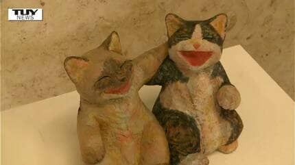 人間の世界をユーモラスに表現！ 60種類の木彫りの猫たちが展示（山形