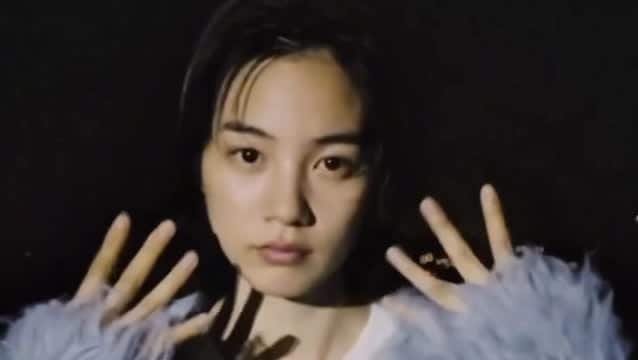 【のん】ふわふわファーのジャケット姿で夜の街に　2026年カレンダー　オフショットを公開　|TBS NEWS DIG