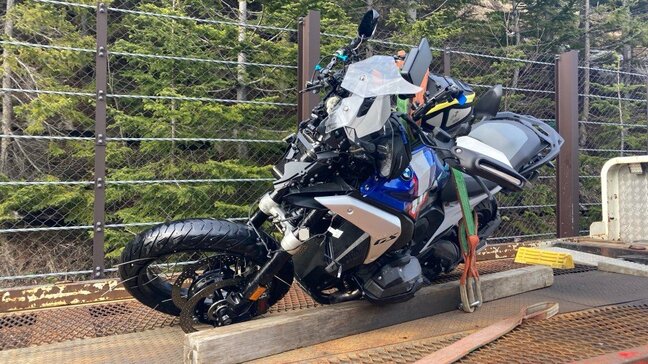 オートバイ3台～4台でツーリング中、1300㏄級の大型１台が反対車線にはみ出し衝突　鹿児島ナンバーの60代男性ライダー死亡　所持していたスマホが衝撃を検知し通報　北海道上川町|TBS NEWS DIG