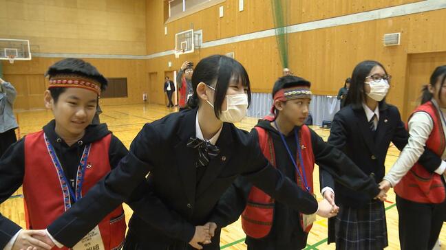 修学旅行中の台湾の小学生と高知の生徒が交流 “言葉の壁”越え羽子板、コマ、折り紙、竹とんぼなど楽しむ【高知】|TBS NEWS DIG