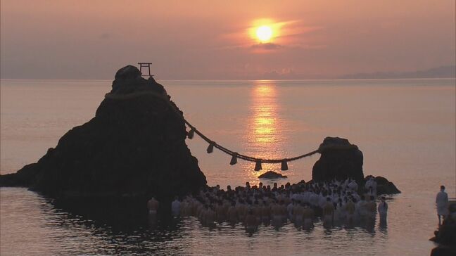 「夫婦岩」の間から昇る美しい朝日　神秘的な日の出に思わず感動…二見興玉神社で「夏至祭」　三重・伊勢市|TBS NEWS DIG