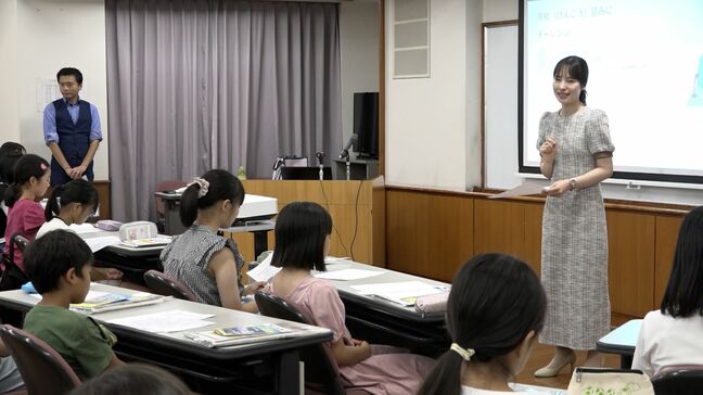 小学生がニュース原稿などに挑戦 講師はSBSの井手アナウンサー「こどもアナウンサー教室」＝静岡・沼津市|TBS NEWS DIG