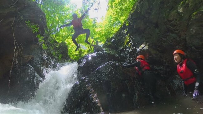 【涼を求めて】 桂川でゴムボートに乗り川下り 真木川で天然のウォータースライダーを楽しむ 山梨・大月市|TBS NEWS DIG