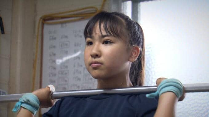 監督「モンスターだよ」　高校のウエイトリフティング部で練習する小学生　兄の背中を追い世界一を目指す|TBS NEWS DIG