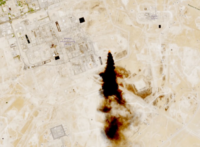 サウジ石油施設から立ち上る煙、トレーダーを神経質にする衛星画像