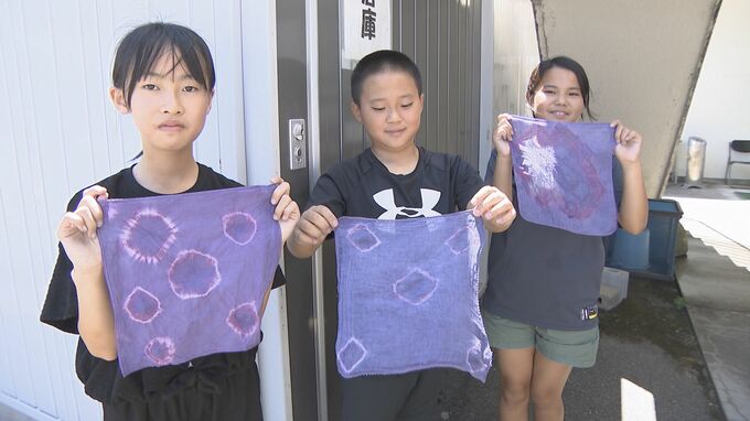 特産“ブルーベリー”で絞り染め「想像と違う色でびっくり」子どもたちに地元への愛着を持ってもらおうと実施|TBS NEWS DIG