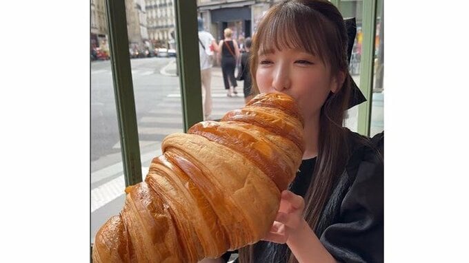 大食いタレント・もえのあずきさん　顔より大きい〝スーパークロワッサン〟　先端にカプチーノをつけて　パクッ|TBS NEWS DIG