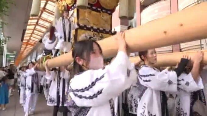 秋の本番を一足早く！新居浜で“おんな太鼓台”がアーケード練り歩く|TBS NEWS DIG