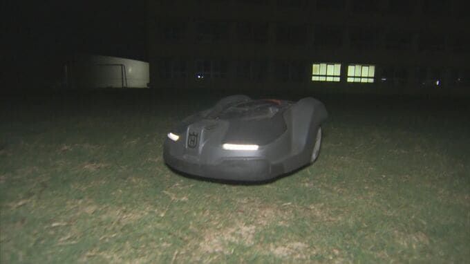 夜の学校のグラウンドを動き回る謎の物体　正体は…「全自動芝刈りロボ」　校長先生は専用の小屋も制作　子どものため…夜通し動く働き者　|　BSSニュース | BSS山陰放送