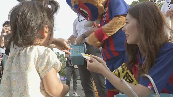 味の素スタジアムでFC東京の公式サポーター橘ゆりかさんらが暴力団排除を呼びかけ　警視庁|TBS NEWS DIG