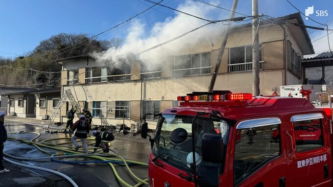 「2階から火と煙が上がっている」伊豆の国市のアパートで火災 消防による消火活動続く=静岡|TBS NEWS DIG