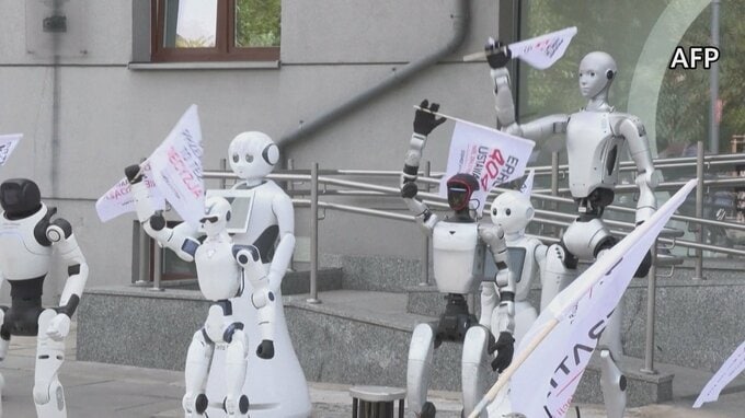 「ルールを作るときだ」ポーランドでロボットたちが“AI規制”訴えるデモ
