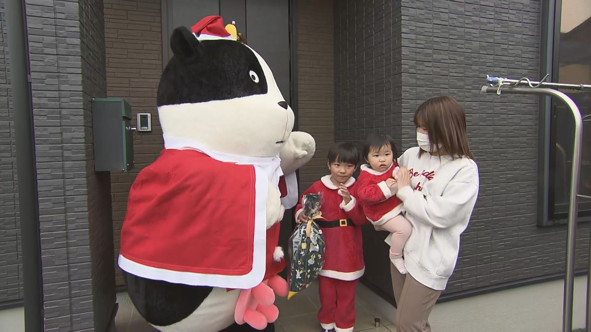 サンタさんに代わって「牧場のあーさー♪」がお宅訪問 子どもたちに
