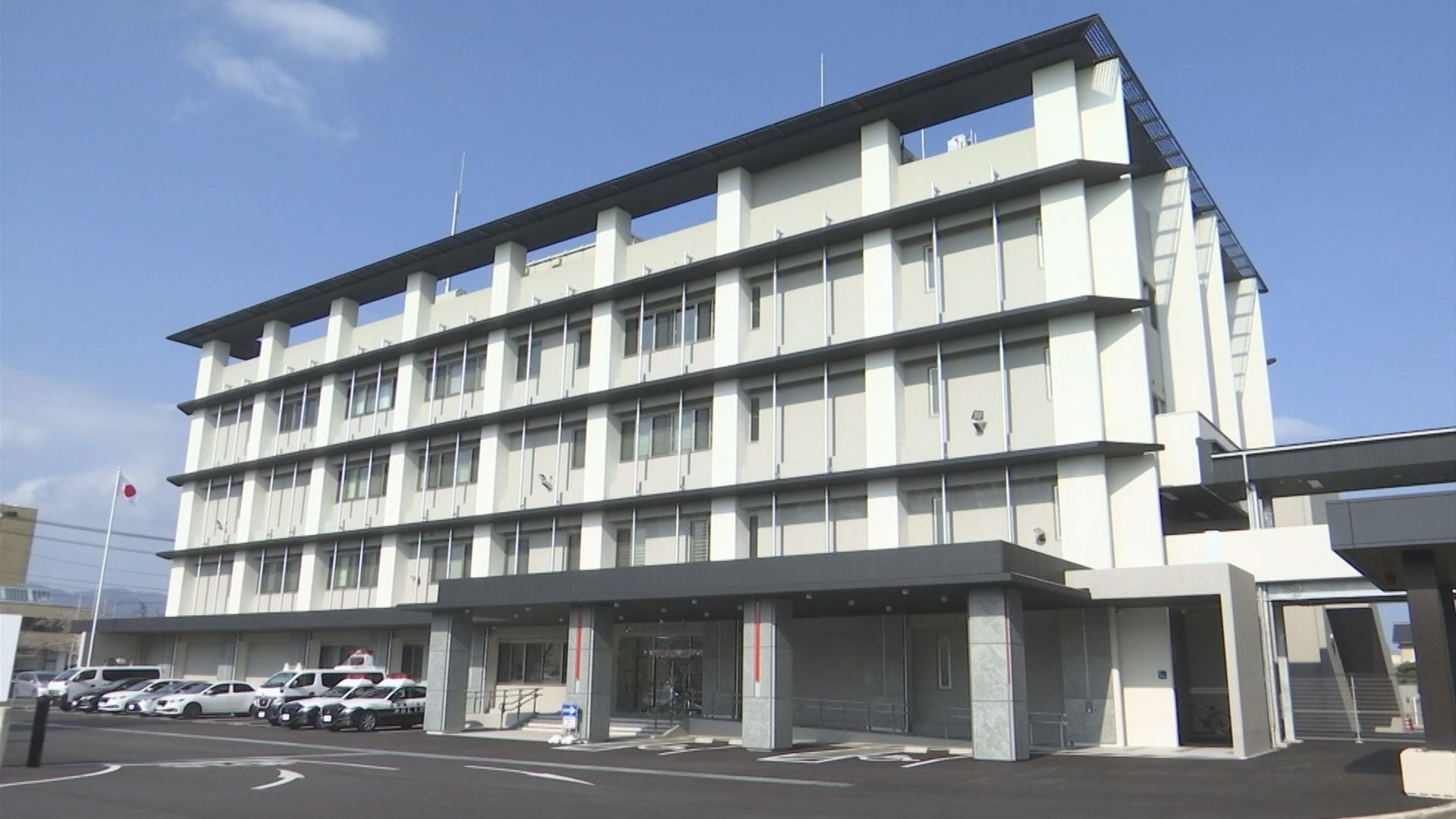 1700cc大型バイクが県道の左カーブで転倒…センターラインをはみ出し 1700cc大型バイクが県道の左カーブで転倒…センターラインをはみ出し