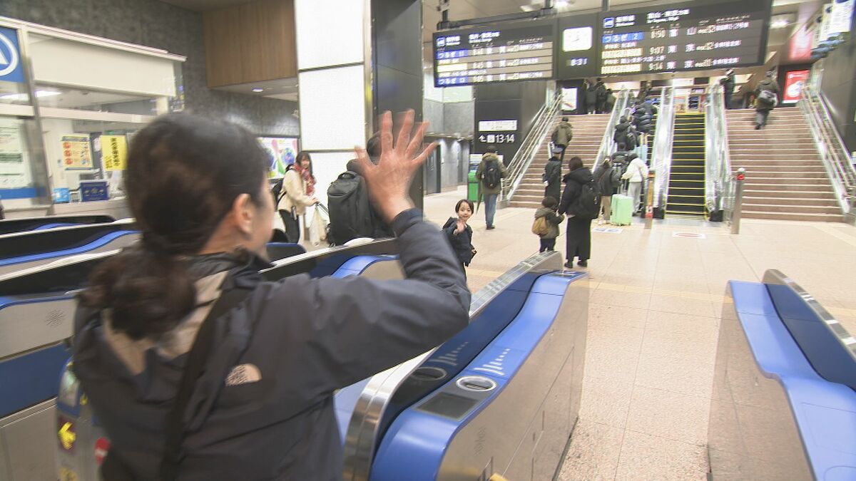 Uターンラッシュ始まる 金沢駅は家族連れなどで混雑 北陸新幹線3日の Uターンラッシュ始まる 金沢駅は家族連れなどで混雑 北陸新幹線3日の