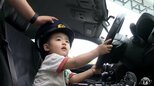 「警察官になりたい」警察の仕事に触れられる体験型イベントに多くの家族連れ 「白バイ」や「パトカー」に乗ったり装備品を身に付けたりして「かっこいい!」 青森県三沢市|TBS NEWS DIG