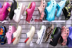 子どもに人気のクロックス、禁止校則が増加－安全性と注意散漫が理由| TBS CROSS DIG with Bloomberg