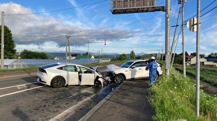 正面衝突で男女6人が重軽傷 中国人らが乗ったレンタカーが反対車線に