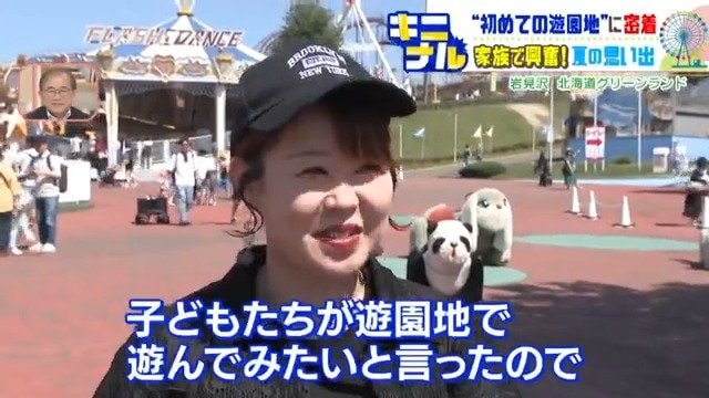 インタビューに応じる斗彩くんと斗唯くんのお母さん