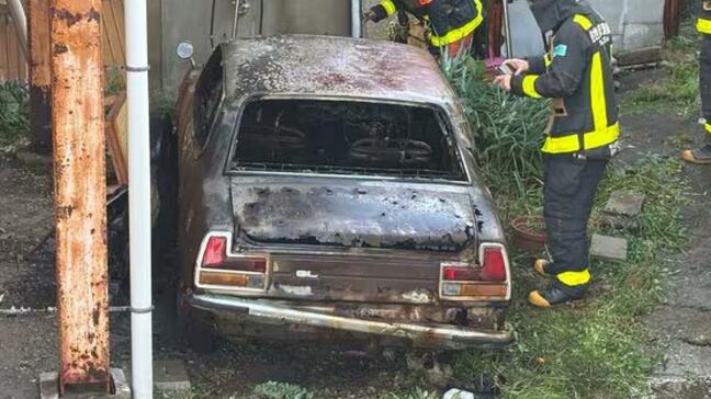 【車両火災】廃車済みで40年放置のクラシックカーだった…突如炎上か 長崎・佐世保市|TBS NEWS DIG