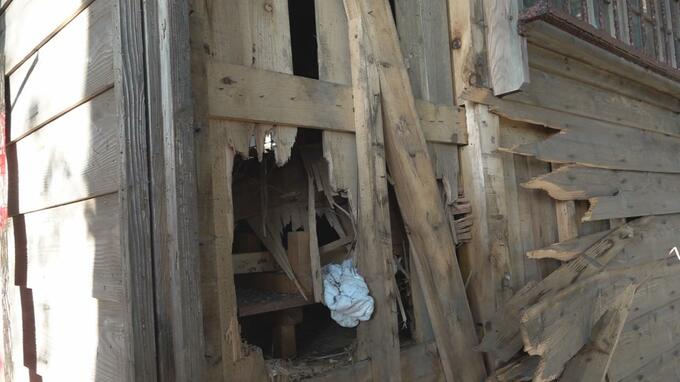 「クマ」が神社を破壊　窓ガラスは割られ外壁は剝がされ…　現場には生々しく残った爪痕や熊の毛のほかハチの巣の残骸も　拝殿に侵入か　|　青森のニュース│ATV NEWS│青森テレビ