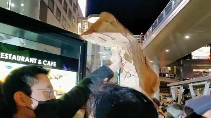 小池百合子東京都知事に「差別やめろ」と叫んだ瞬間に強制的に連れて行かれた　排除したのは民間人だったという恐怖「ヤジのステルス排除」という指摘も|TBS NEWS DIG